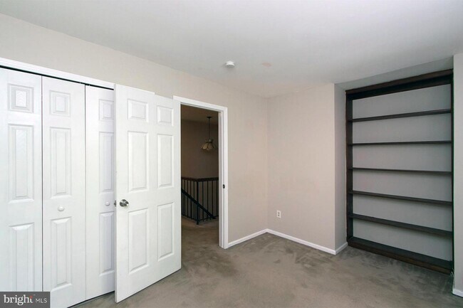 Building Photo - 221 Kings Croft Dr