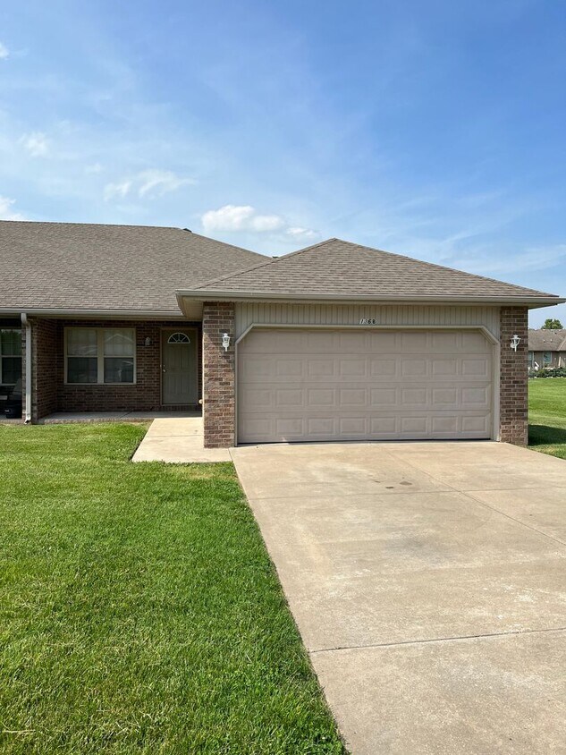 Foto principal - 3 Bedroom 2 Bathroom Duplex