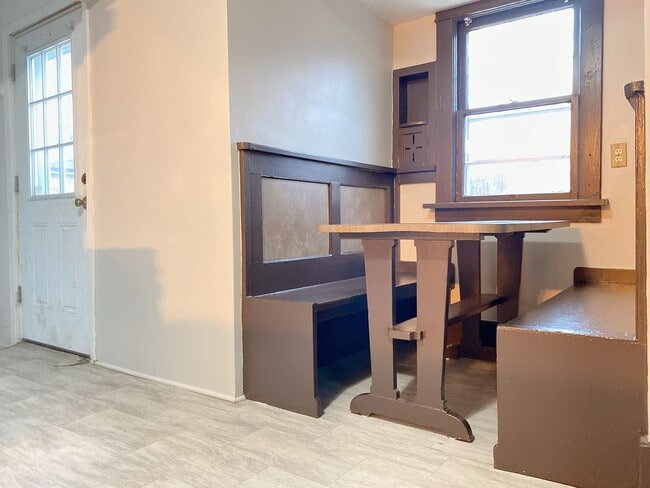 Foto del edificio - Benson 2 bed 2 bath with 2 additional non conforming rooms in the basement $1,350