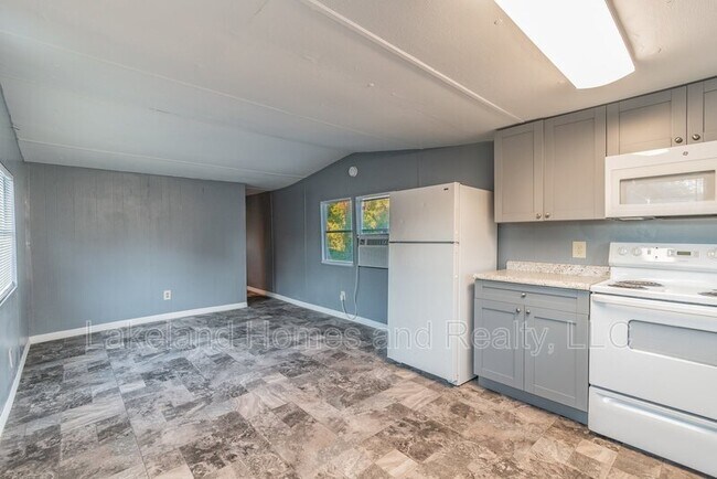 Building Photo - 5001 Lewellyn Rd
