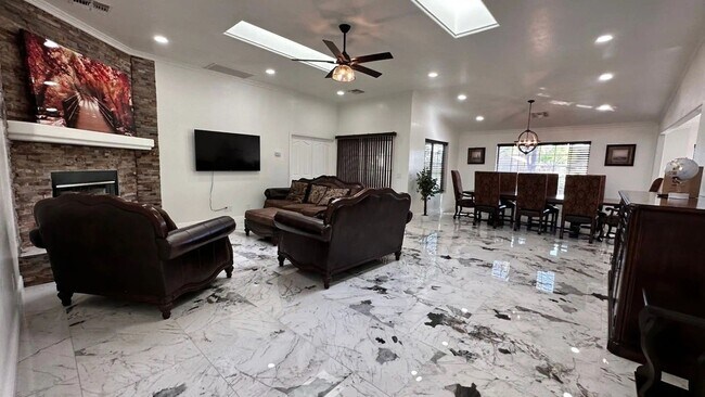 Foto del edificio - Fully Furnished 3 Bedroom Rental on the Go...