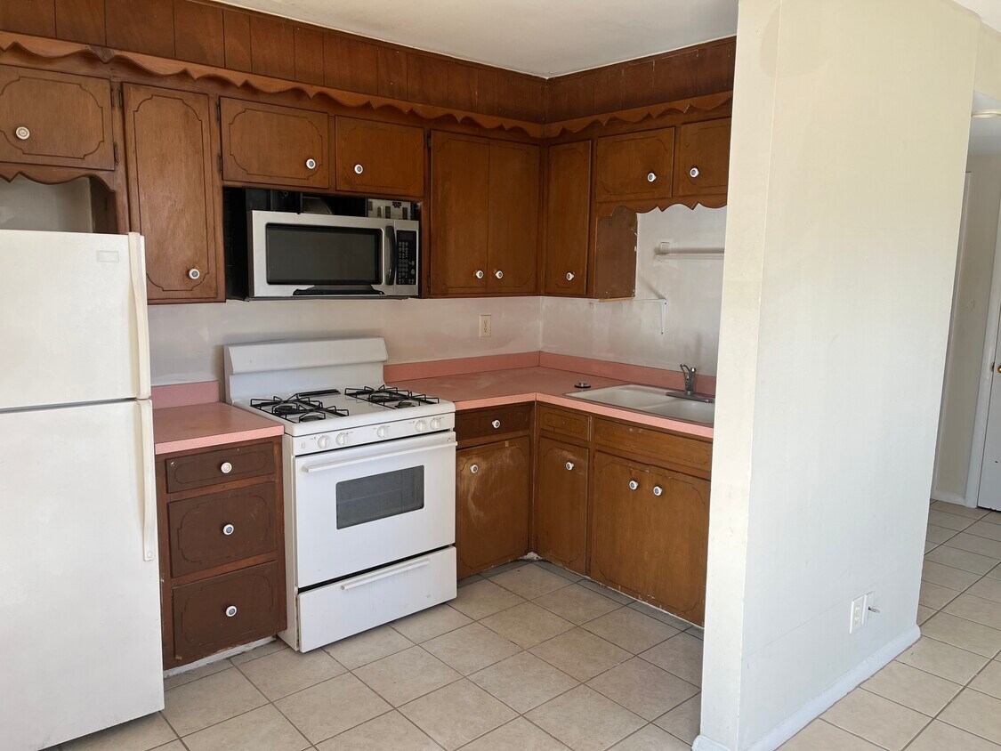 Building Photo - 911 S Dewey Ave