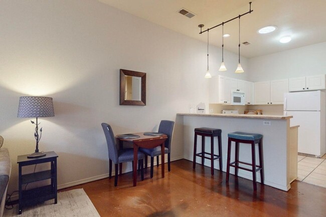 Building Photo - Charming 2bed 1.5bath townhome,  in the he...