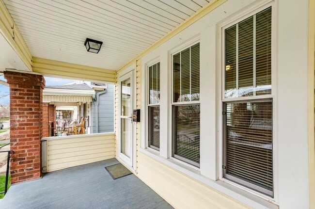 Building Photo - 228 E Kelso Rd