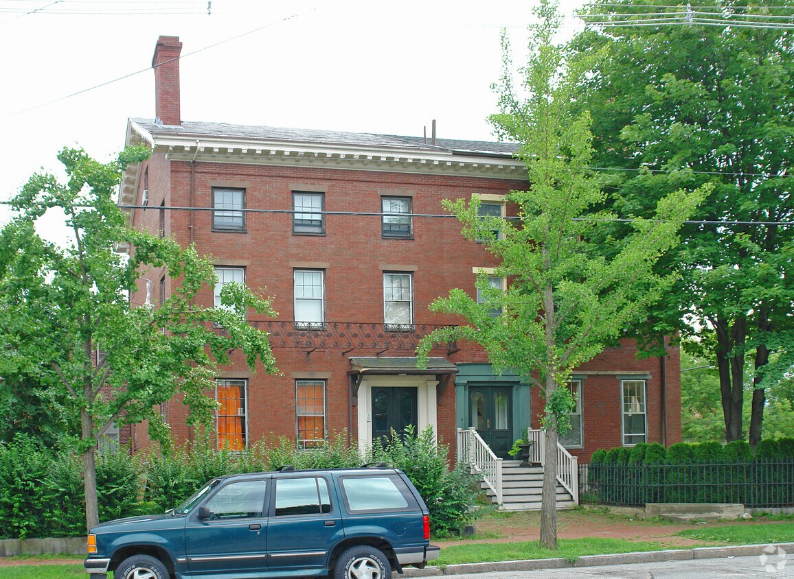 Primary Photo - 206-208 Danforth St