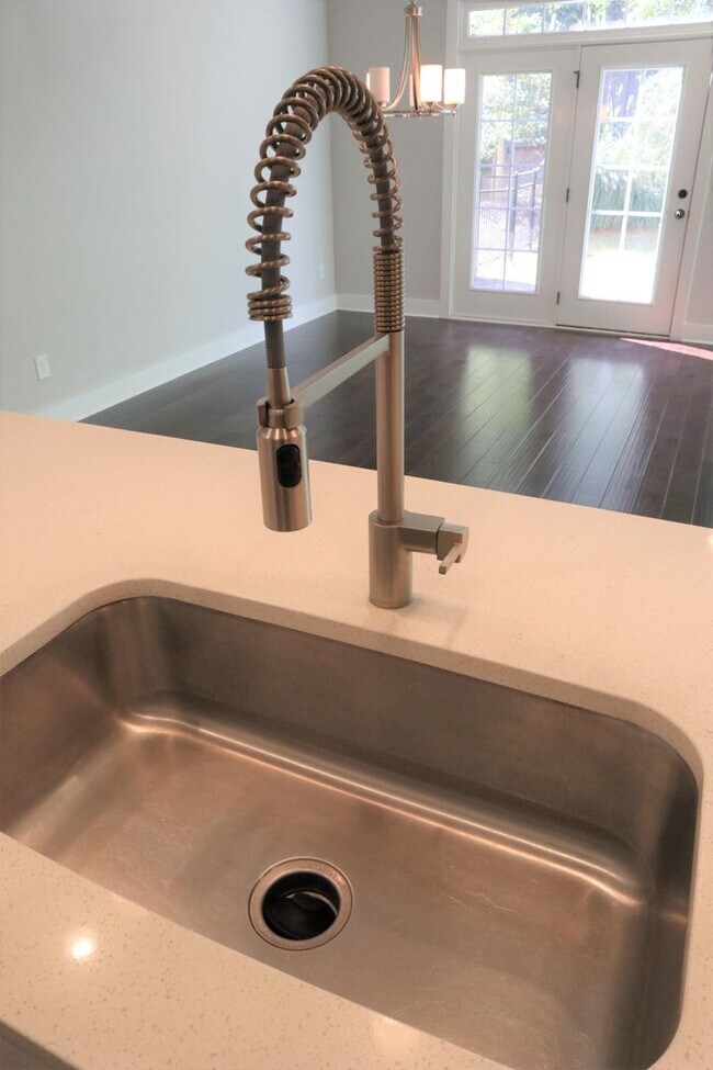 Foto del edificio - Gorgeous Sandy Springs Townhome, Hardwoods, Stainless Appliances, Move-In Ready!