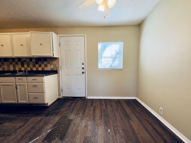 Building Photo - MOVE-IN SPECIAL: Spacious 3-Bedroom Home with Bonus Room – Near Estacado High School!