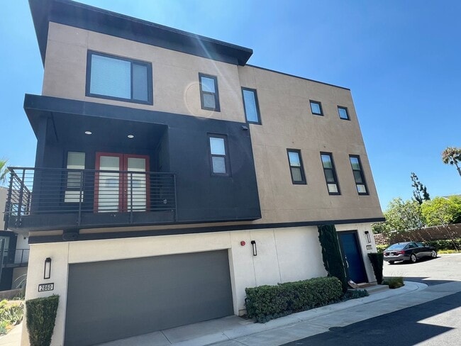 Perfect 2 Bed 2.5 Bath Orange Condo! - Perfect 2 Bed 2.5 Bath Orange Condo!
