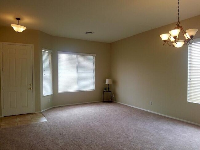 Foto del edificio - 1374 E Locust Dr