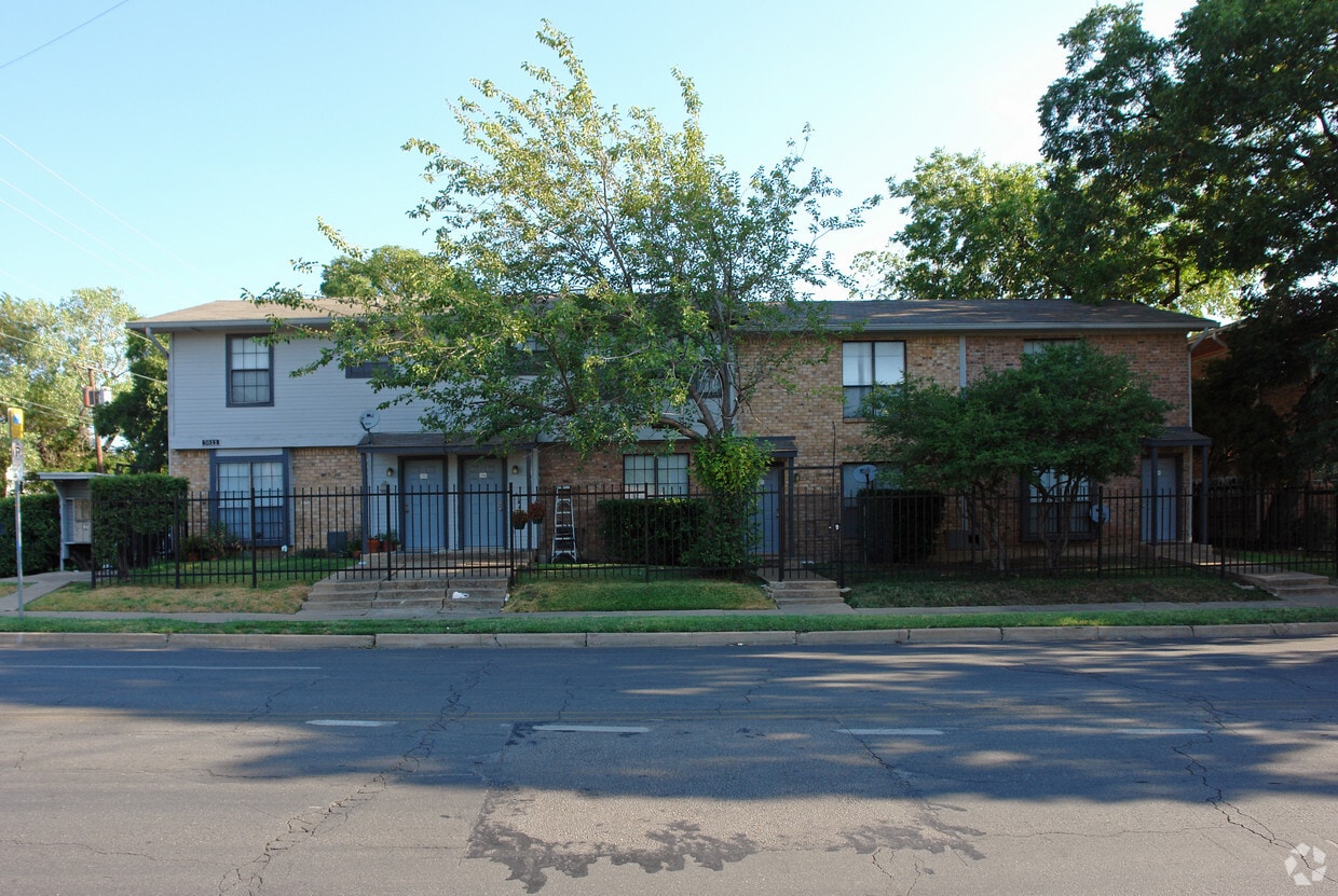 Primary Photo - 5911 Ross Ave