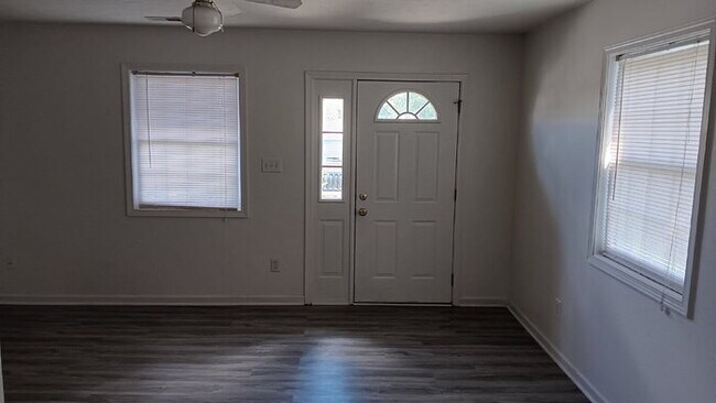 Foto del edificio - 3BR, 2.5BA end unit available August 1, 2025
