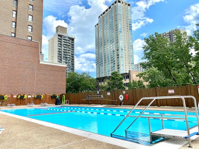 Foto del edificio - 555 W Cornelia Ave