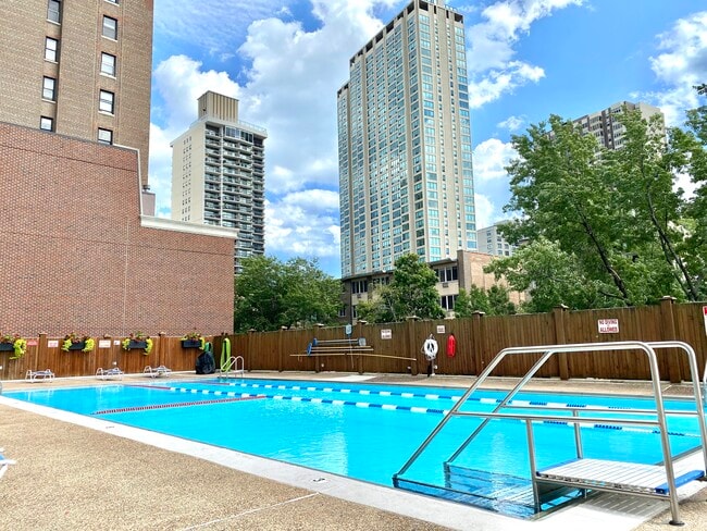 Building Photo - 555 W Cornelia Ave