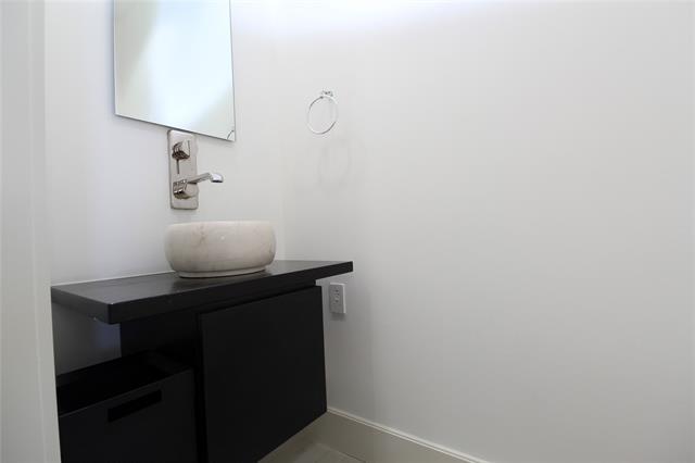 Foto del edificio - 2408 Victory Park Ln