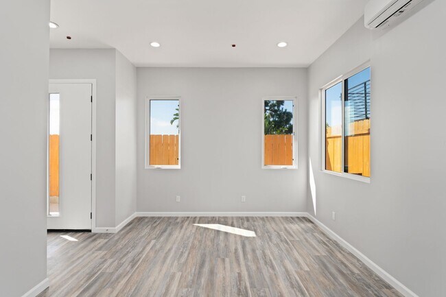 Foto del edificio - New, Top Floor | 3 Bed, 3 Bath, Laundry, B...