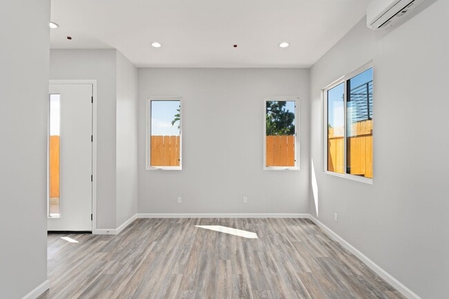 Building Photo - New, Top Floor | 3 Bed, 3 Bath, Laundry, B...