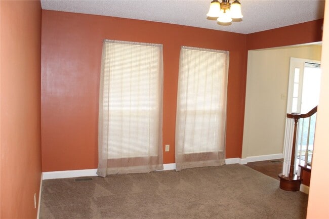 Building Photo - 5 Bluefield Ct