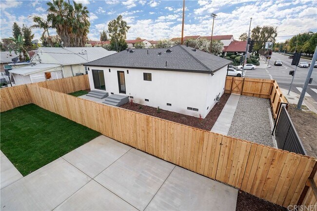 Building Photo - 6040 Lindley Ave