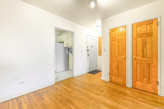 Building Photo - 102-12 65th Ave