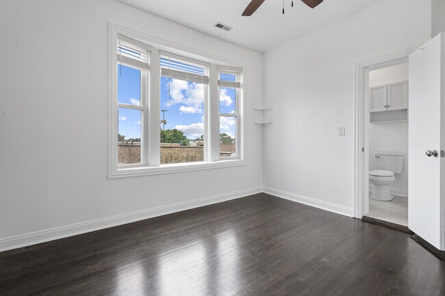 Foto del edificio - 1532 N Harding Ave