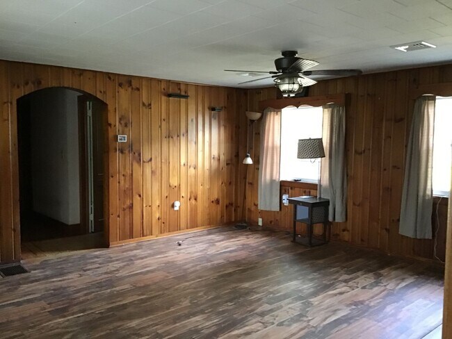 Building Photo - SPACIOUS SINGLE-FAMILY HOME AVAILABLE