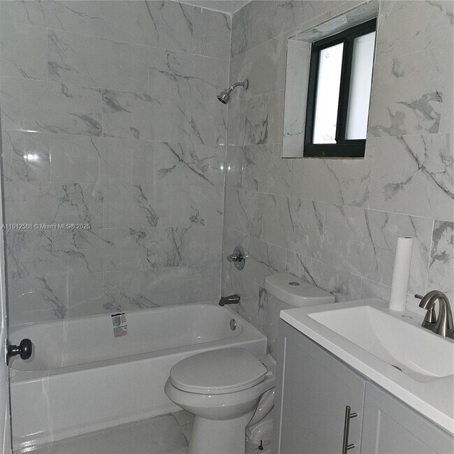 Foto del edificio - 14710 NE 5th Ct