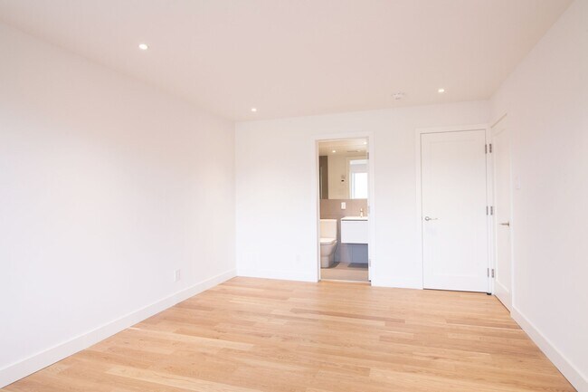 Building Photo - 4555 Av. Bonavista