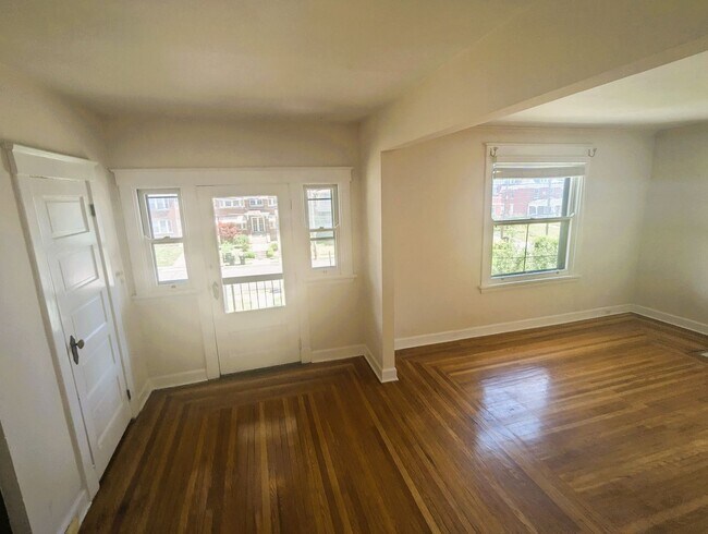 Building Photo - 2127 Slane Ave