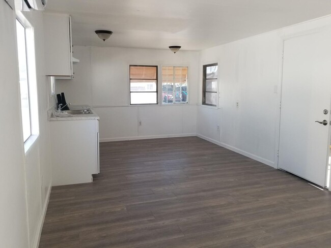 Building Photo - Hummingbird Mobile Home Park