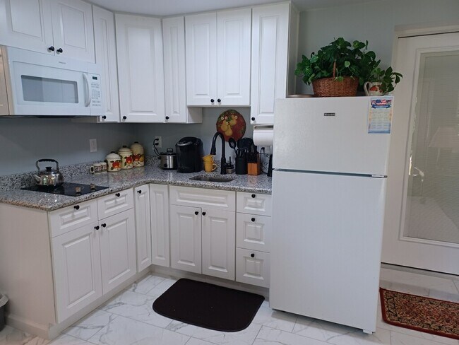 Building Photo - 7007 Balboa Dr