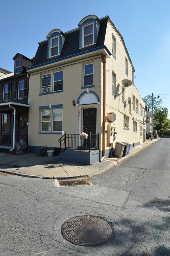 Primary Photo - 328 Bushkill St