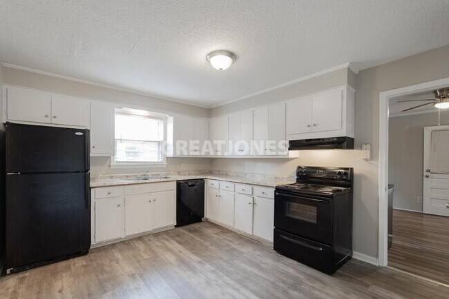 Building Photo - 2208 Greenoaks Rd