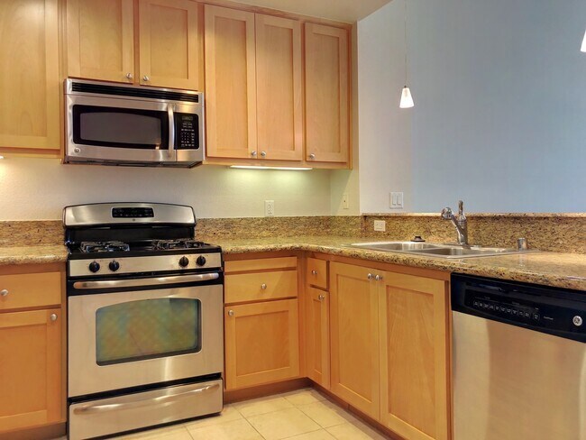 Building Photo - 1 Bed, 1 Bath Penthouse Level Condo w Park...