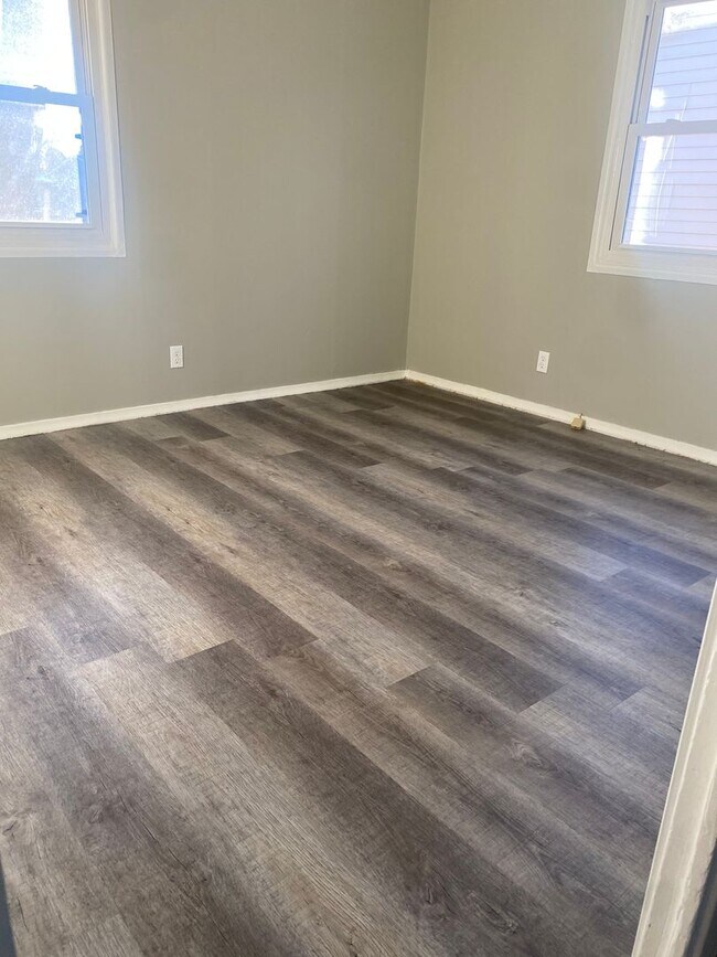 Building Photo - lovely 3 bedroom house, with attached gara...