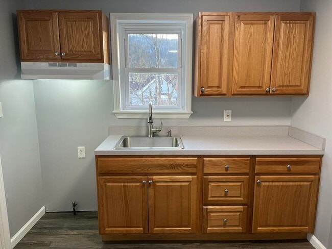 Building Photo - 349 E 5th St