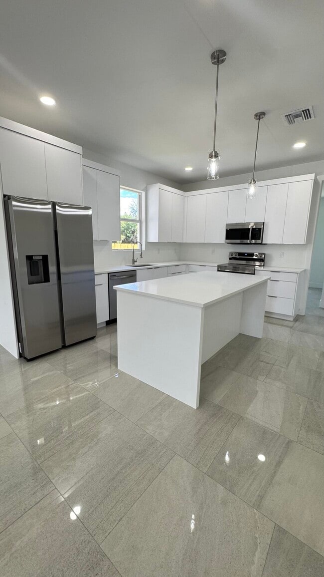 Foto del edificio - 3798 Coconut Rd