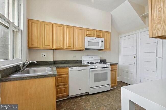 Building Photo - 2237 Hall Pl NW