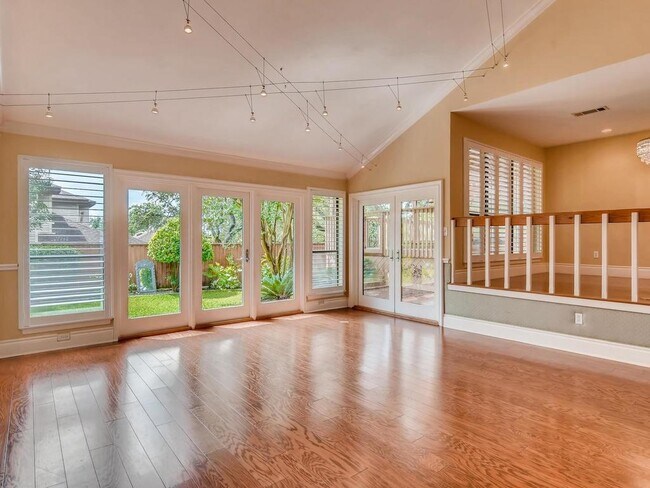 Foto del edificio - 1713 Bay Hill Dr