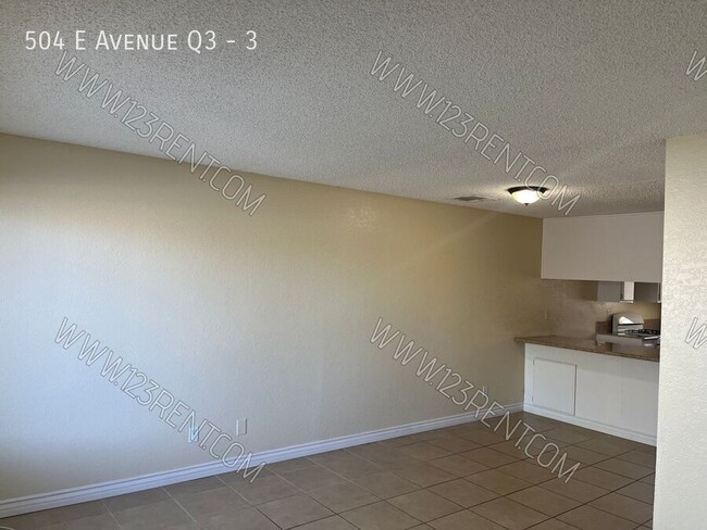 Foto del edificio - 504 E Ave Q3