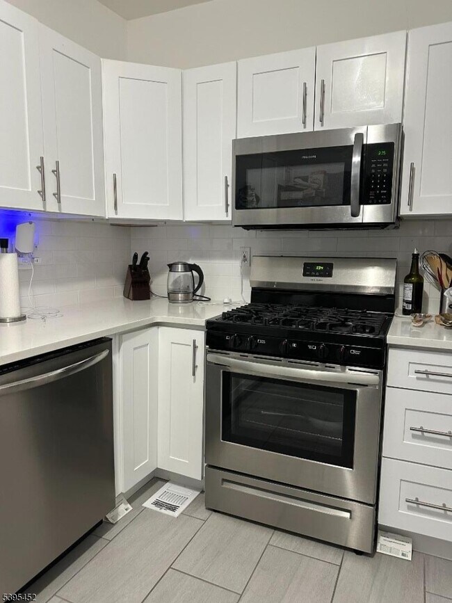 Foto del edificio - 112 Pompton Ave