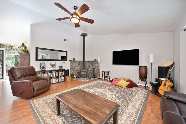 Foto del edificio - FOR RENT: Cozy Foresthill 3 bedroom 2 bath.