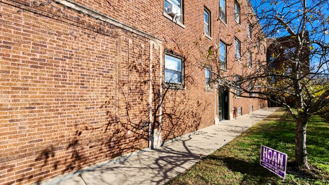 Building Photo - 4905 N Clark St