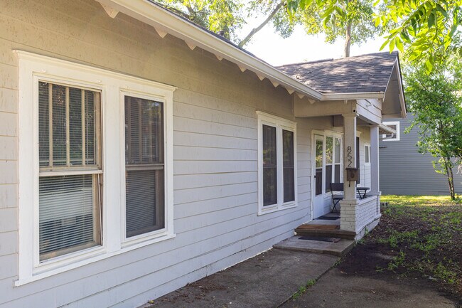 Building Photo - 850 Custer St
