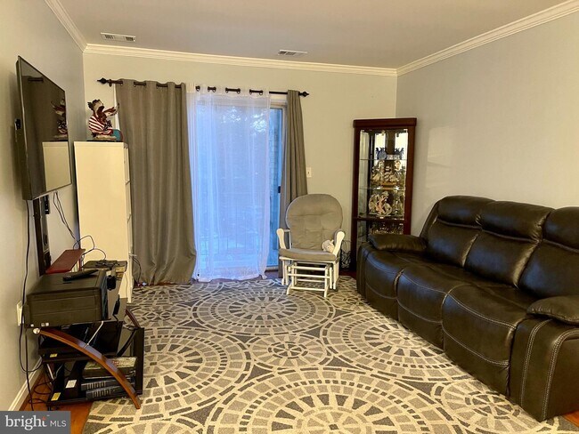 Foto del edificio - 8201 Whispering Oaks Way