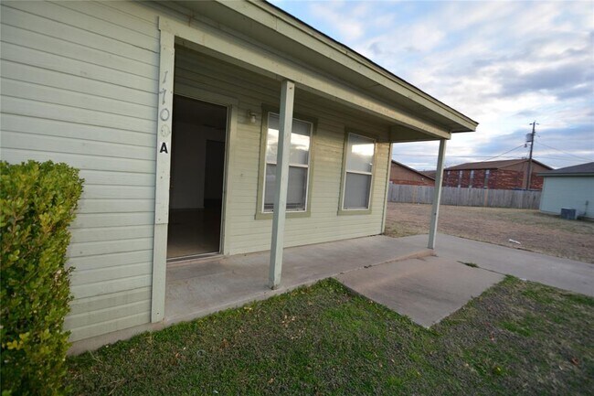 Building Photo - 1700 Overland Dr