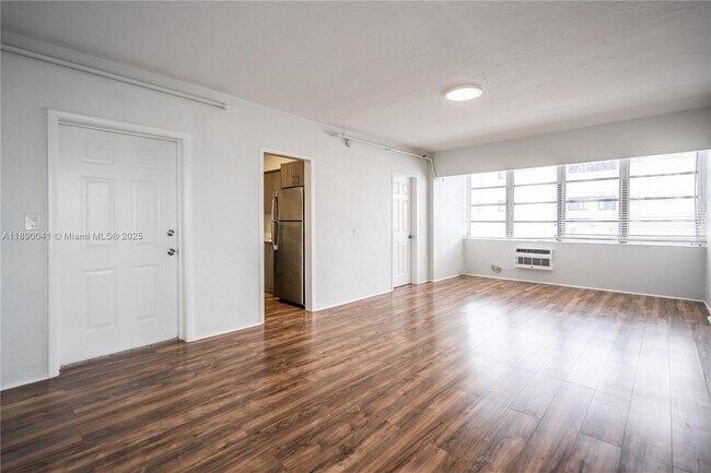 Foto del edificio - 8315 Byron Ave