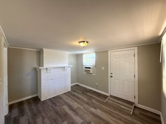 Building Photo - 2-Bedroom Duplex!
