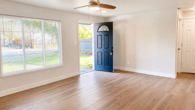 Foto del edificio - Renovated 3-Bedroom Home with Fenced Yard, Fireplace & In-Unit Laundry