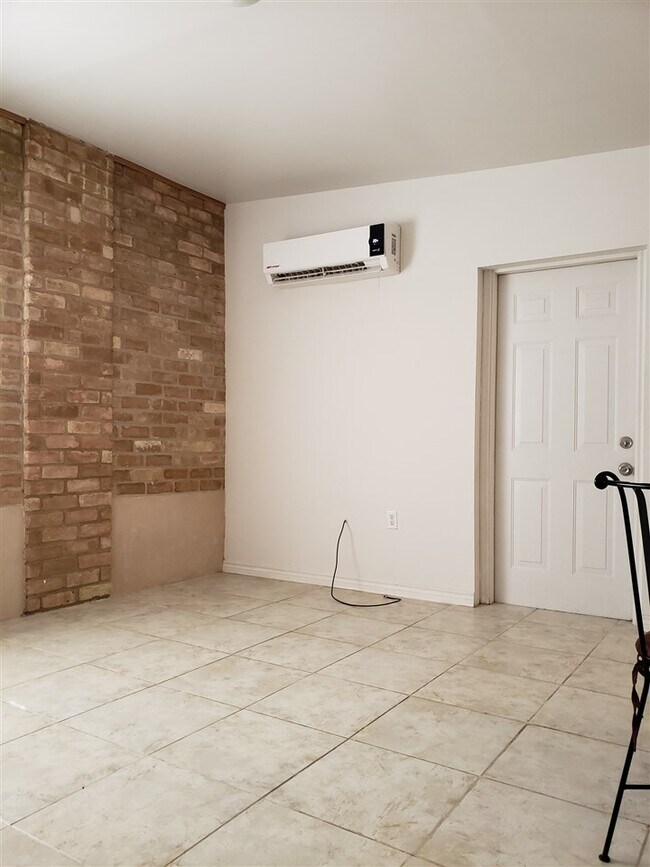 1518 E Frost St, Laredo, TX 78040 Room for Rent in Laredo, TX