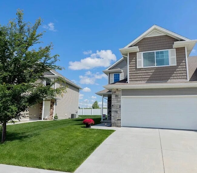 Building Photo - 8767 Ridge Hollow Dr